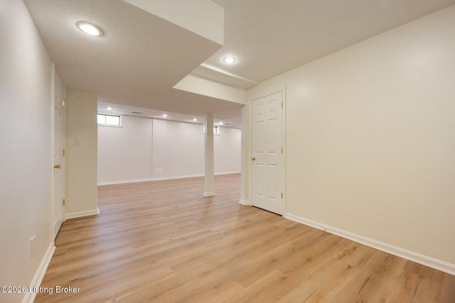 4306 Stone Glen Rd, Louisville, KY 40241