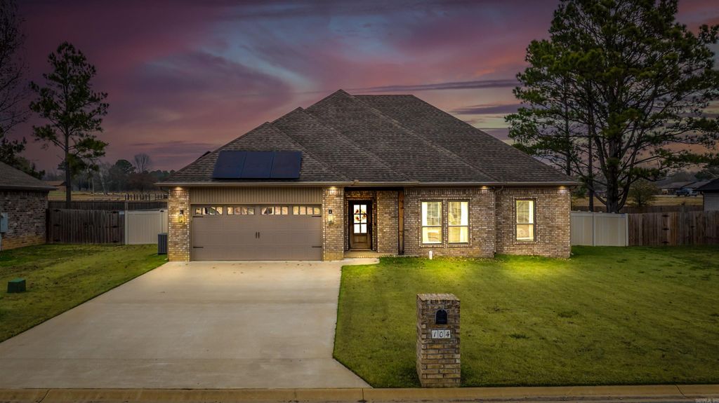 104 Hayden, Beebe, AR 72012