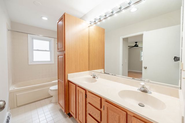 1722 W Pheasant Trail, Mount Prospect, IL 60056