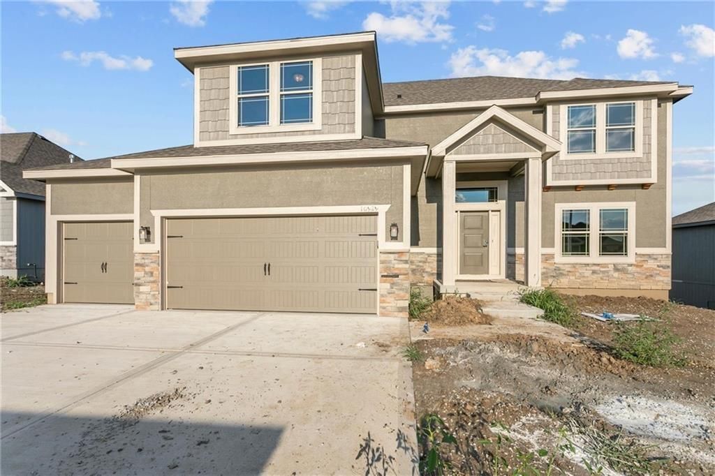 11034 N Corrington Avenue, Kansas City, MO 64156