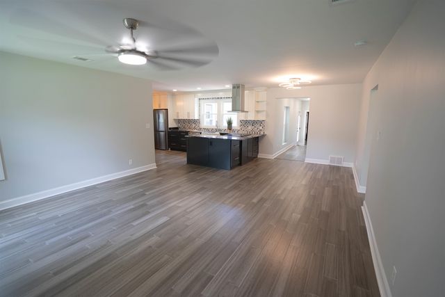 386 HOLMES CIR, Memphis, TN 38111