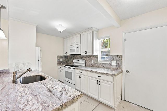 2223 NE 1st Court 101, Boynton Beach, FL 33435