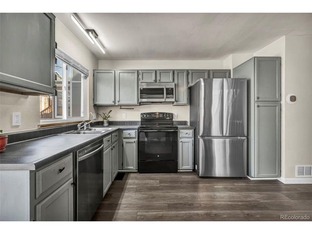 581 Longfellow Ln, Highlands Ranch, CO 80126