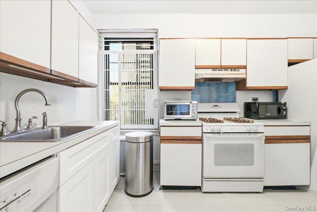 109-14 Ascan Avenue 2P, Forest Hills, NY 11375