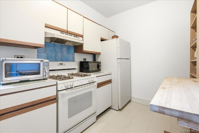 109-14 Ascan Avenue 2P, Forest Hills, NY 11375