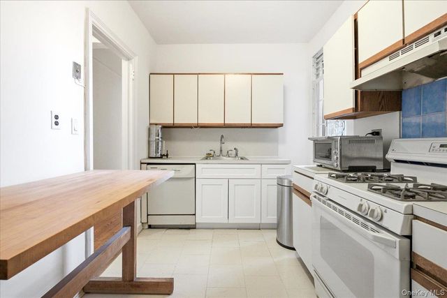 109-14 Ascan Avenue 2P, Forest Hills, NY 11375