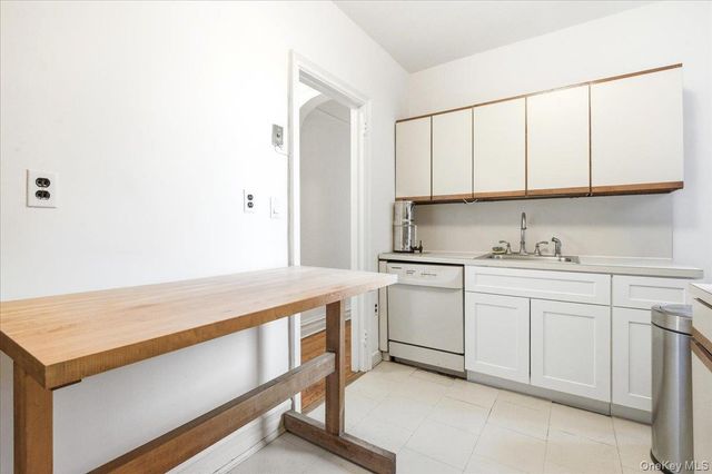 109-14 Ascan Avenue 2P, Forest Hills, NY 11375