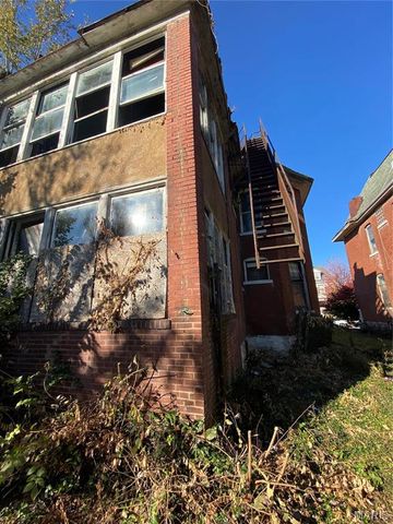 5038 Raymond Avenue, St Louis, MO 63113