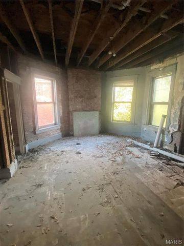 5038 Raymond Avenue, St Louis, MO 63113