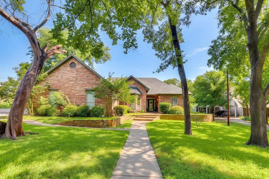 718 W Couts Street, Weatherford, TX 76086