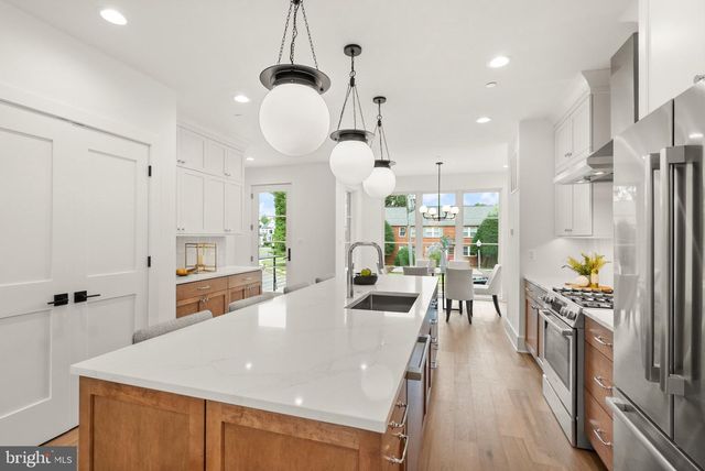 633 N MONROE ST, Arlington, VA 22201