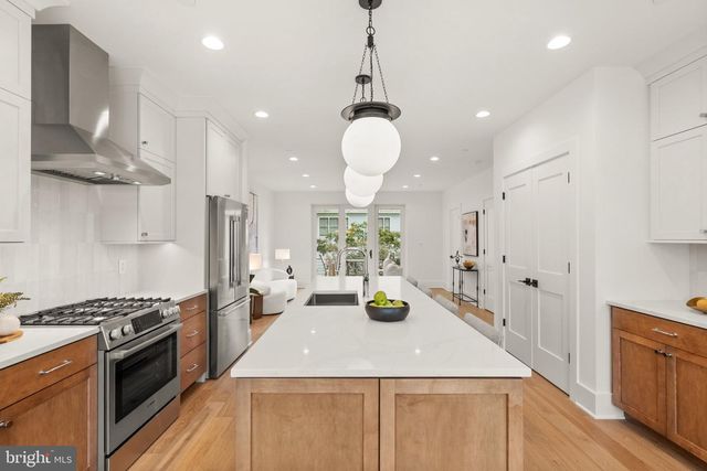 633 N MONROE ST, Arlington, VA 22201