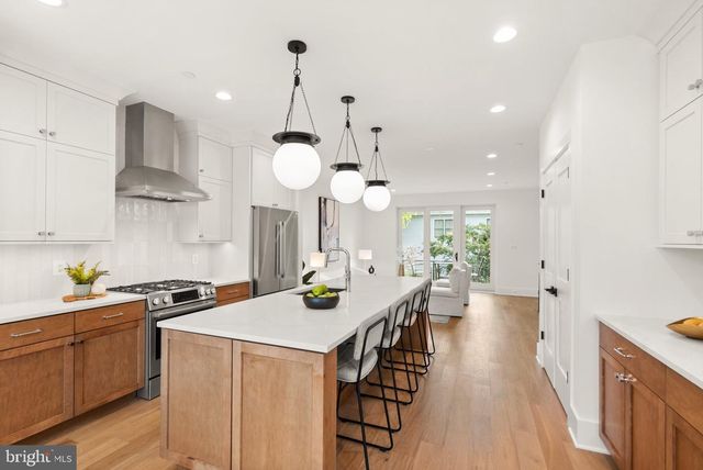 633 N MONROE ST, Arlington, VA 22201