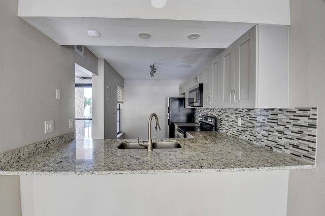 14 Royal Palm Way 2050, Boca Raton, FL 33432