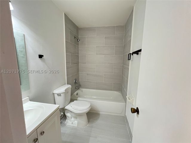 15665 SW 82nd Cir Ln 4-6, Miami, FL 33193
