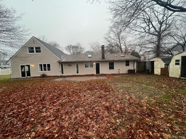 7 Wicket Street, Coram, NY 11727
