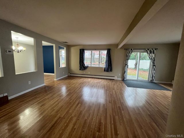 7 Wicket Street, Coram, NY 11727