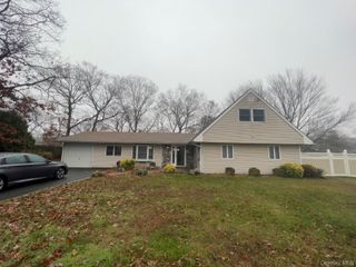 7 Wicket Street, Coram, NY 11727