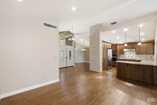 7501 El Roble Court, Bakersfield, CA 93309