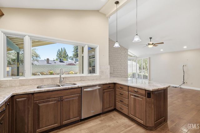 7501 El Roble Court, Bakersfield, CA 93309