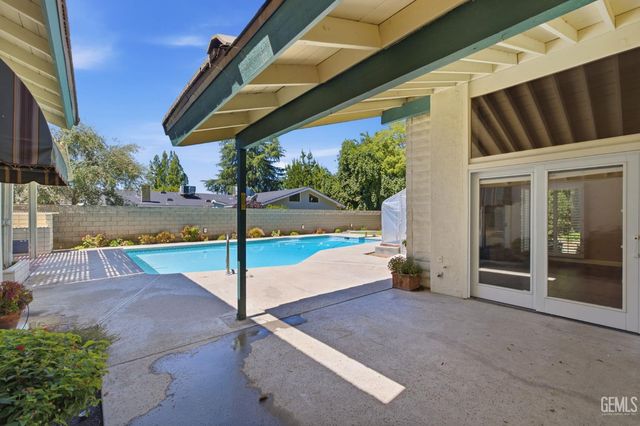 7501 El Roble Court, Bakersfield, CA 93309
