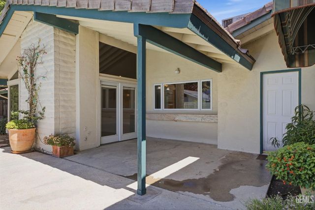 7501 El Roble Court, Bakersfield, CA 93309