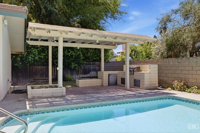 7501 El Roble Court, Bakersfield, CA 93309