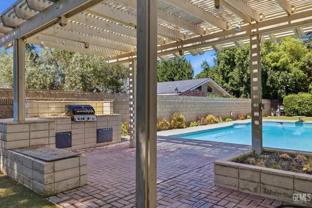 7501 El Roble Court, Bakersfield, CA 93309
