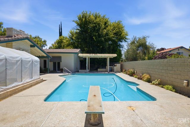 7501 El Roble Court, Bakersfield, CA 93309