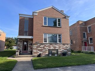 10315 Chaucer Street 2, Westchester, IL 60154