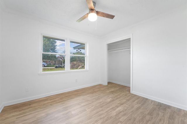 606 Meadowlawn Street, La Porte, TX 77571