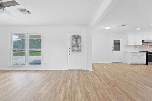 606 Meadowlawn Street, La Porte, TX 77571