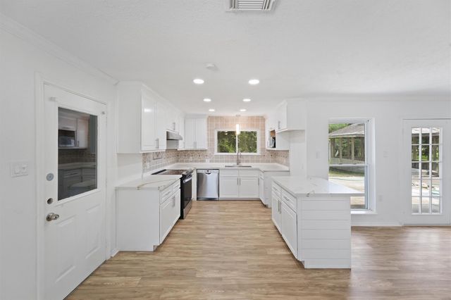 606 Meadowlawn Street, La Porte, TX 77571