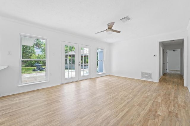606 Meadowlawn Street, La Porte, TX 77571