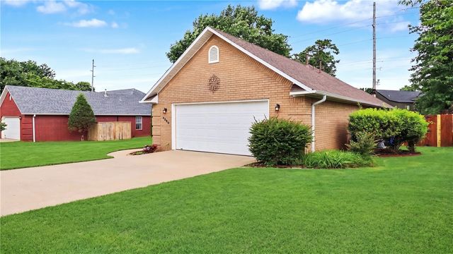 4360 W New Bridge Road, Fayetteville, AR 72704