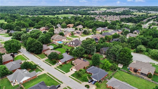 4360 W New Bridge Road, Fayetteville, AR 72704