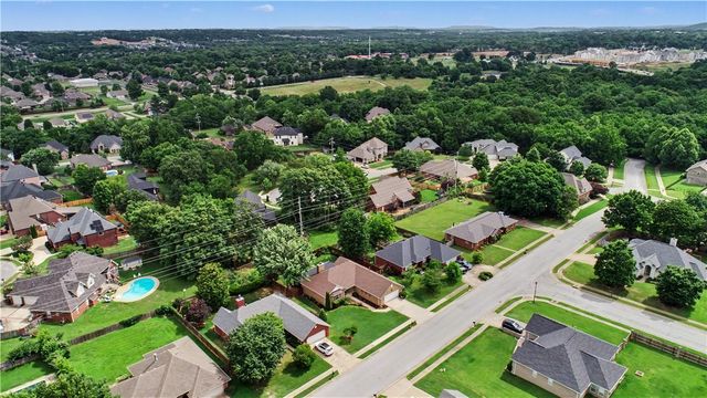 4360 W New Bridge Road, Fayetteville, AR 72704