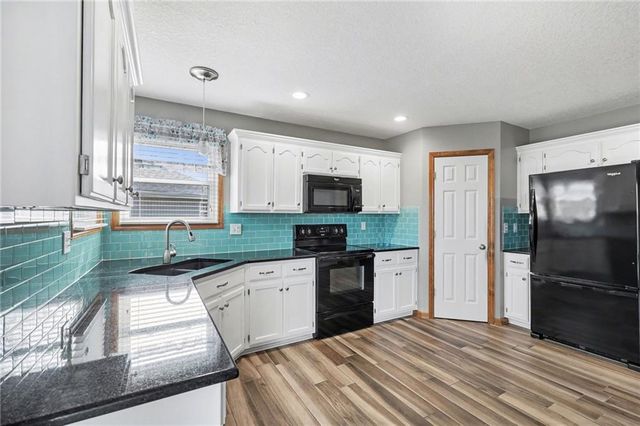 448 Laura Lane, Grain Valley, MO 64029