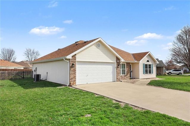 448 Laura Lane, Grain Valley, MO 64029