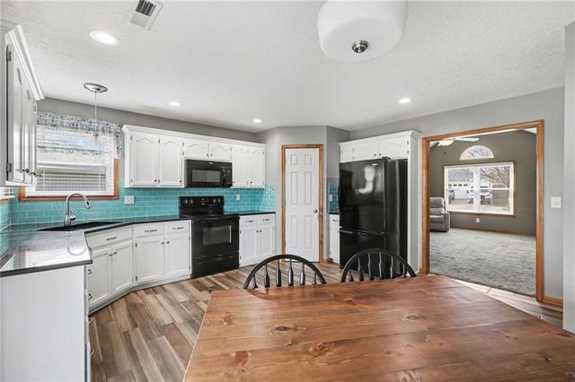 448 Laura Lane, Grain Valley, MO 64029