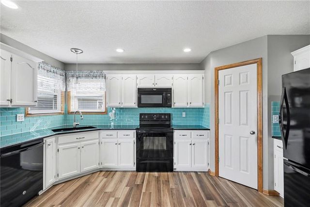 448 Laura Lane, Grain Valley, MO 64029