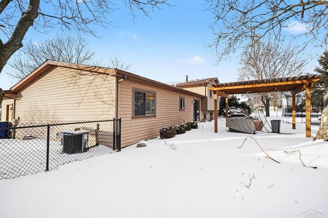 611 E Dawn Drive, Freeland, MI 48623