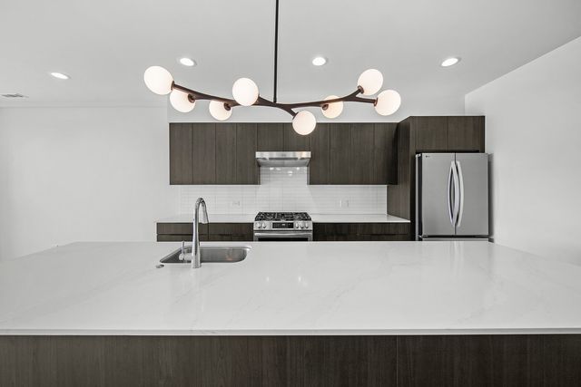 1801 W Grand Avenue 405, Chicago, IL 60622