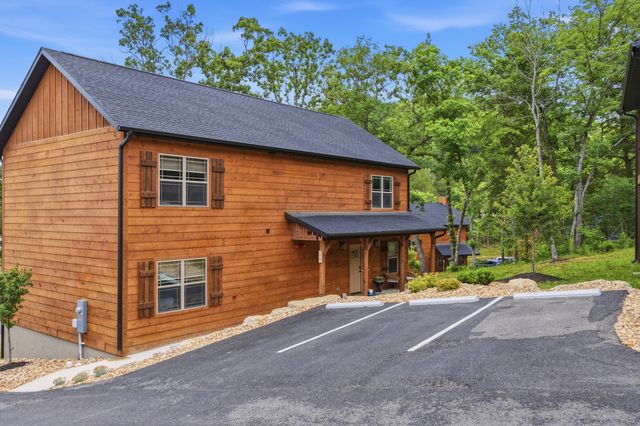 340 Campfire Pass 28, Hollister, MO 65672