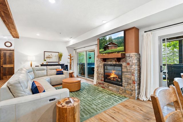 340 Campfire Pass 28, Hollister, MO 65672