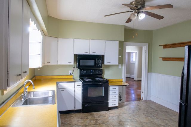 545 3rd Avenue S, Clinton, IA 52732