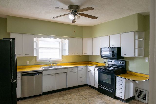 545 3rd Avenue S, Clinton, IA 52732