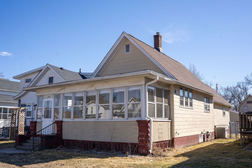 545 3rd Avenue S, Clinton, IA 52732