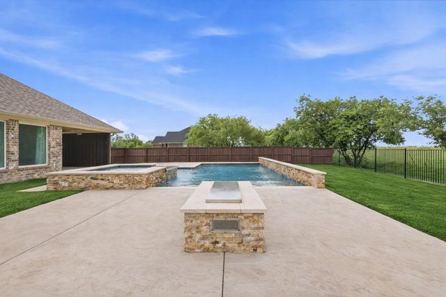 5013 Diamond Drive, Sanger, TX 76266