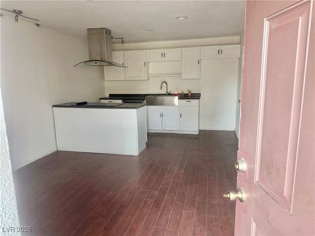 3712 Royal Crest Street 14, Las Vegas, NV 89119